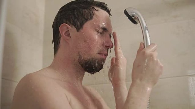 男人洗澡时保持干净。