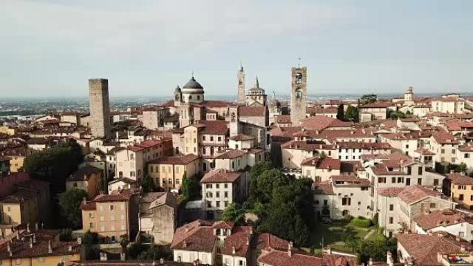 贝加莫老城的无人驾驶飞机鸟瞰图。意大利美丽的小镇之一。城市中心及其历史建筑的景观