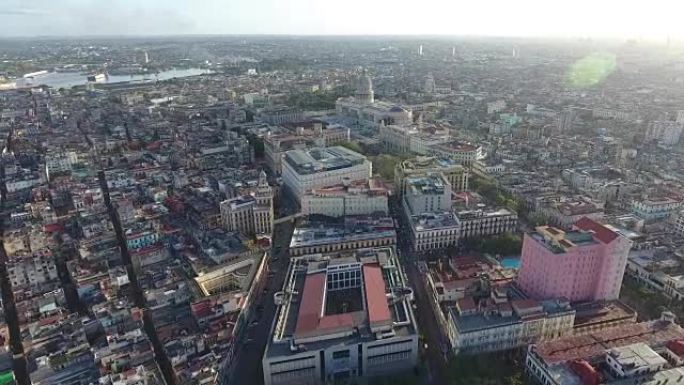 城市景观哈瓦那老城无人机在天空中飞行