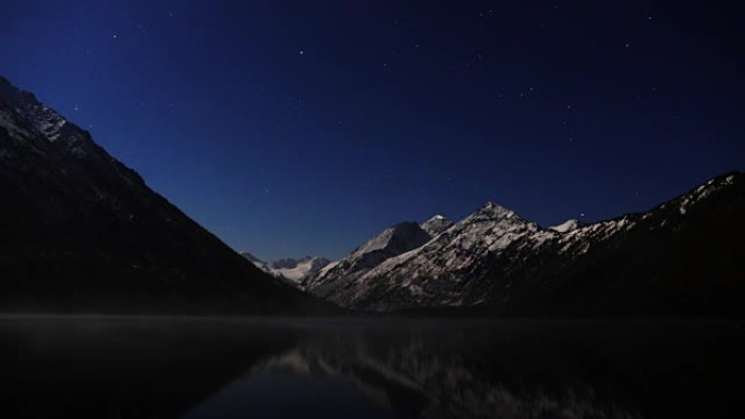 4k延时镜头在晨雾中山湖上空星空