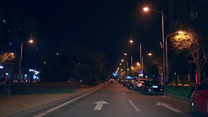 夜晚开车穿梭车水马龙城市夜景交通
