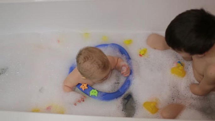 小男孩，和他的兄弟姐妹在浴缸里玩橡皮鸭