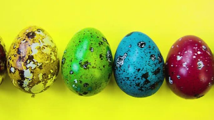 黄色背景上的复活节彩蛋排成一排。