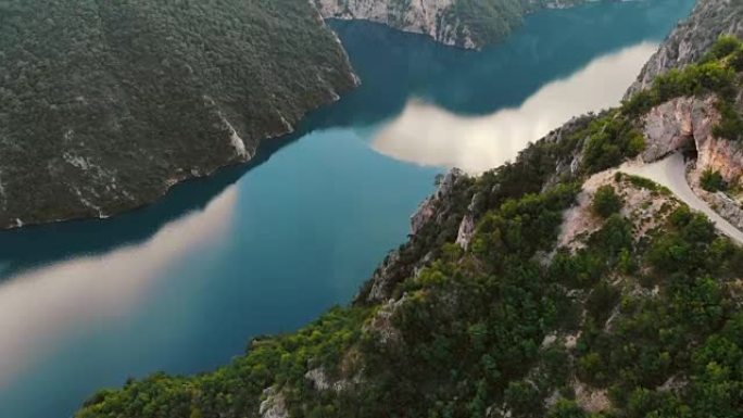 黑山蓝山湖的鸟瞰图