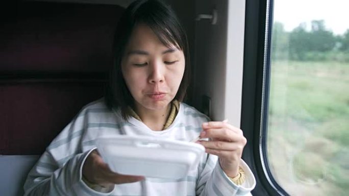 火车上吃面条的女人