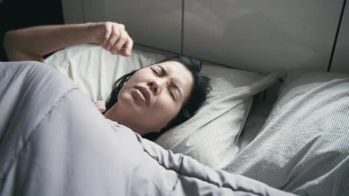 躺在床上受冻的女人