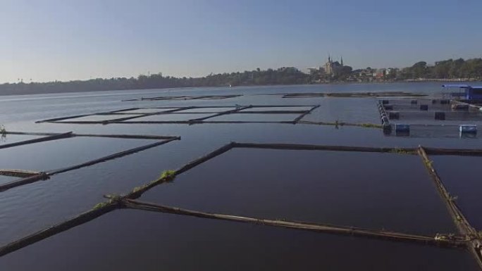 用于当地水产养殖的竹屋结构为拉古纳桑帕洛克湖的小型农村农业社区提供了家庭食品需求。无人机，航拍