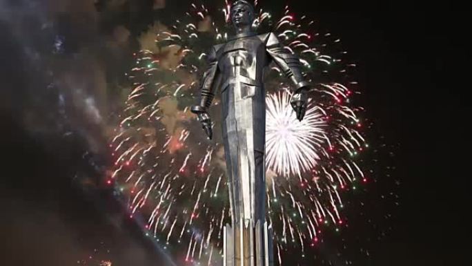 烟花在纪念碑上的尤里·加加林 (42.5米高的基座和雕像)，第一个在太空旅行的人。它位于俄罗斯莫斯科