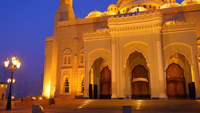 沙迦酋长国Al Noor清真寺的立面。夜景照明建筑。