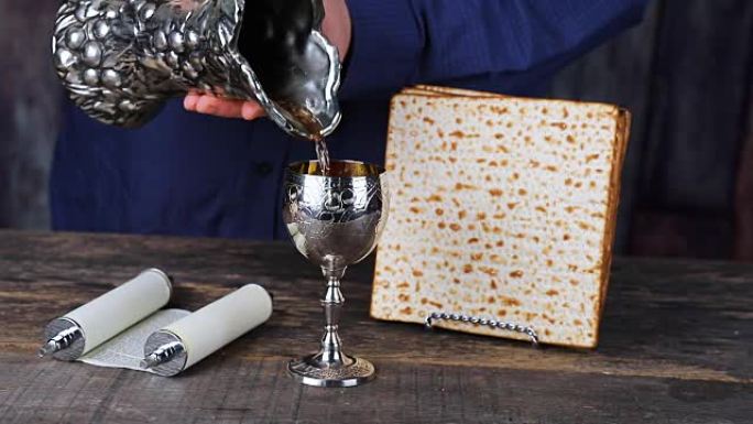 犹太节日Pesah庆祝概念犹太逾越节逾越节matzah银色kiddush酒杯，用于逾越节，选择性聚焦