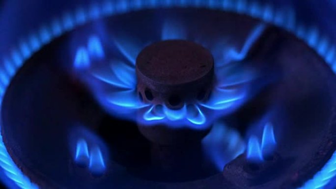 近距离拍摄燃气灶燃烧器中的蓝色火焰。液态石油气 (LPG)。