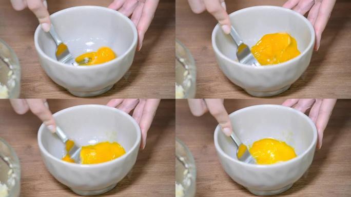 用叉子打鸡蛋，早餐准备炒鸡蛋