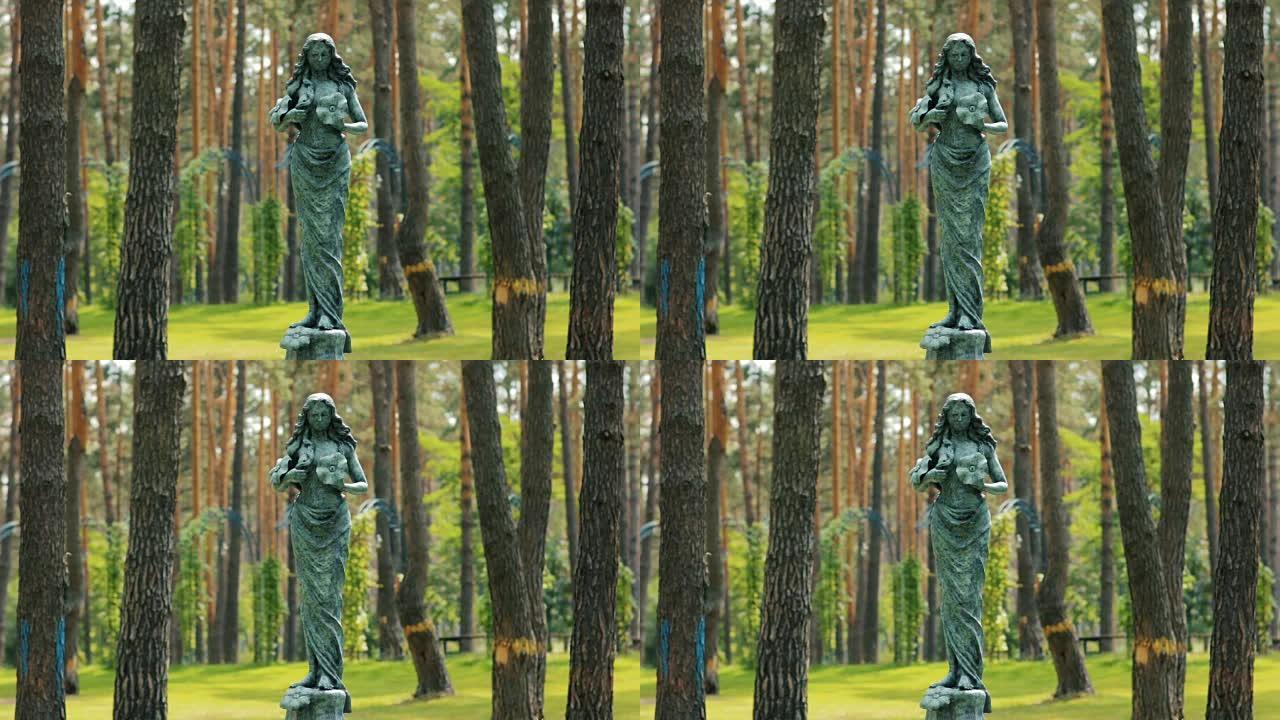长宽的森林雕塑中的女人