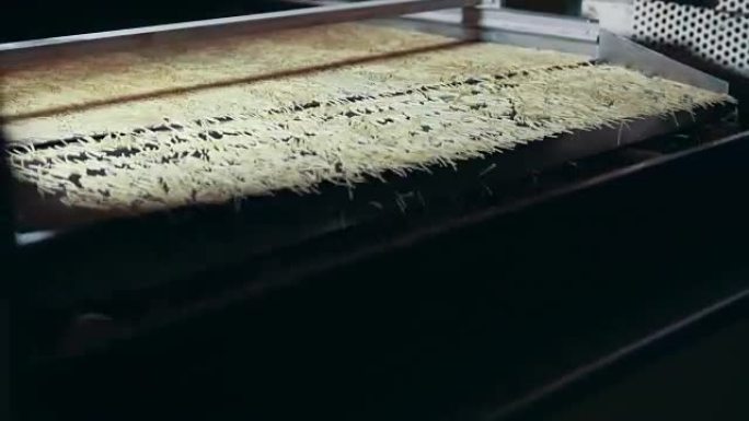 在生产线上制造通心粉