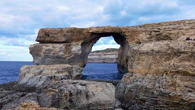 马耳他戈佐岛蔚蓝的窗户 -- 海上自然拱门的景色