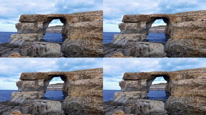 马耳他戈佐岛蔚蓝的窗户 -- 海上自然拱门的景色