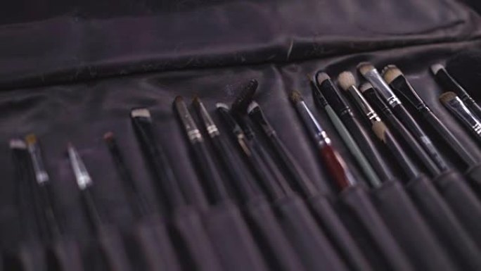 一组专业化妆师的画笔。刷子在桌子上。4 k