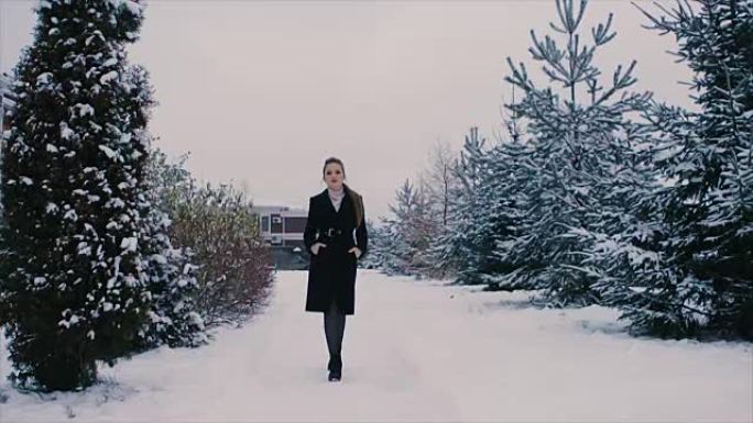 深色女人穿着黑色外套，背景为圣诞树慢动作