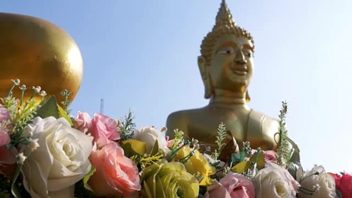 泰国寺一个大金佛背景上的花。芭堤雅
