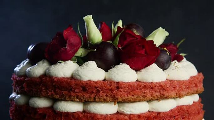 带有bizet，葡萄和玫瑰的自制蛋糕的特写顶部