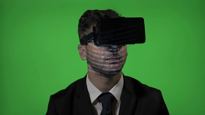 惊奇的人业务经理体验VR虚拟现实护目镜眼镜在绿屏上阅读计算机编程代码
