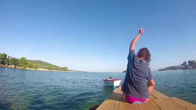 海滩瑜伽，码头上的高加索女孩4K
