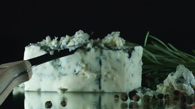 切好的蓝纹奶酪与香草的4k特写