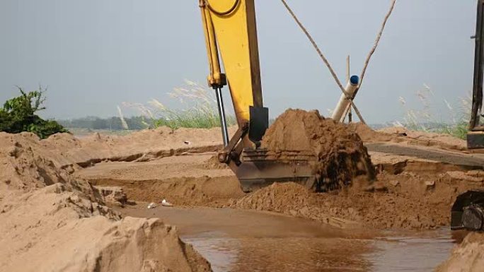 挖掘机在处置场挖沙 (特写)