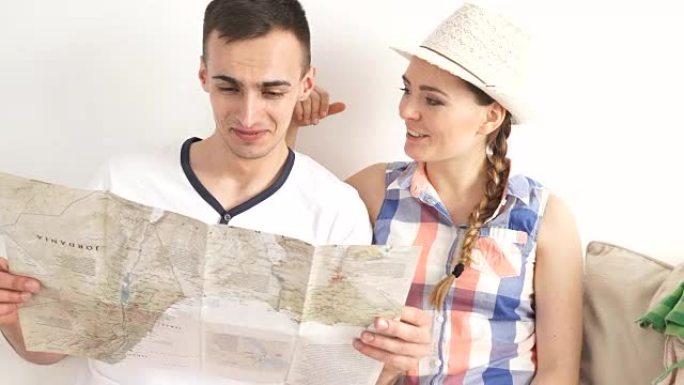 夫妇在家里看地图