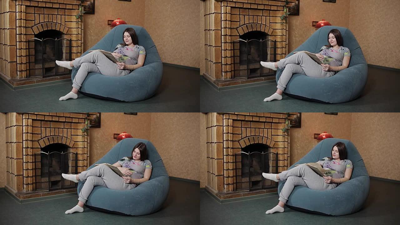 孕妇坐在沙发上看书