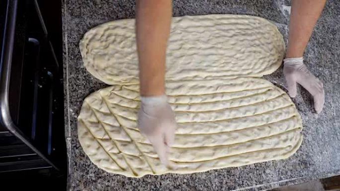 专业面包师为ayran润滑并装饰生面团