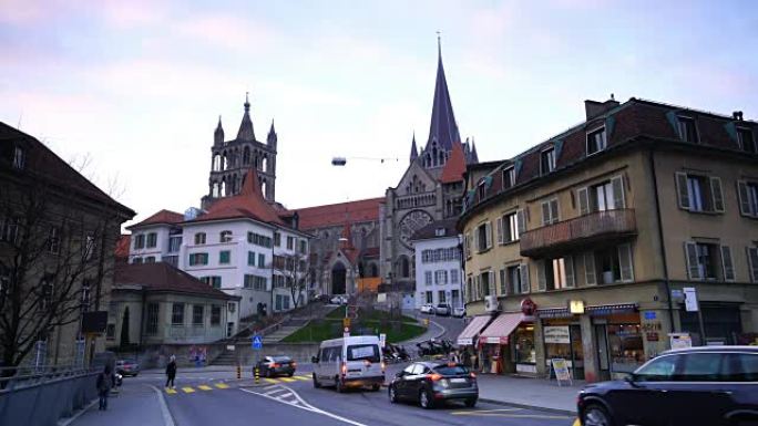在黄昏蓝色时刻，瑞士洛桑市中心。