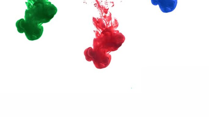 彩色油漆在水中滴落在慢动作中。墨水在水下旋转。白色背景上孤立的丝滑墨水碰撞云。彩色抽象烟雾爆炸动画。
