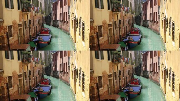 意大利威尼斯运河中的木制多色船