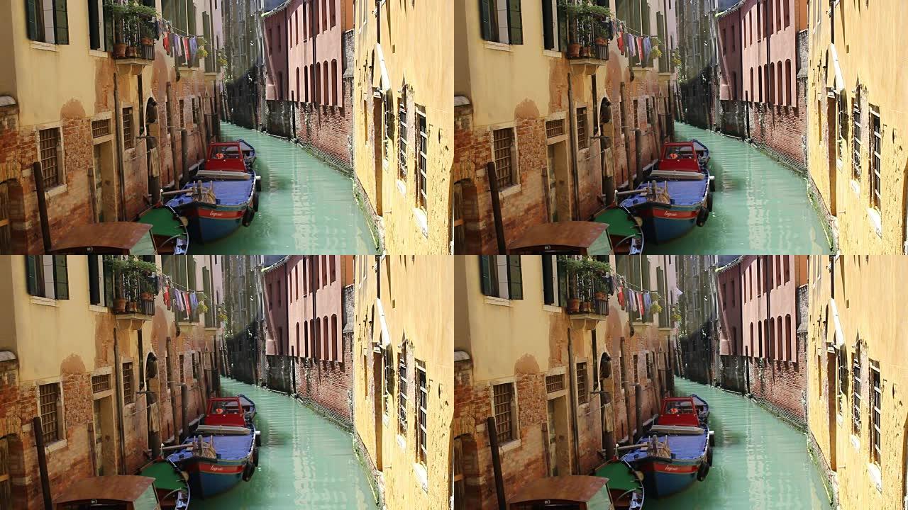 意大利威尼斯运河中的木制多色船