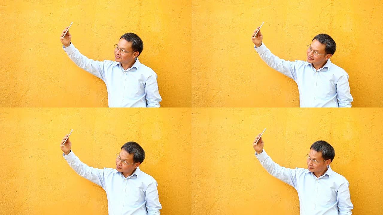 泰国男子自拍照与黄墙