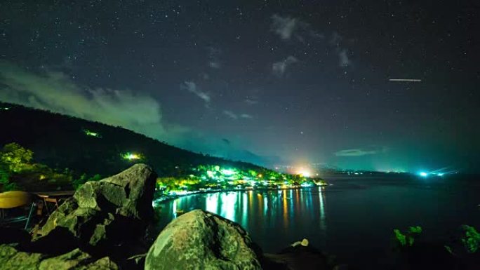 夜幕降临的Amed harbor和巴厘岛的最高点，在印度尼西亚的背景上可以看到阿贡火山