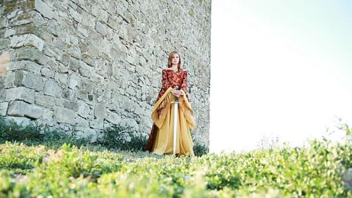 穿着中世纪服装的年轻女性