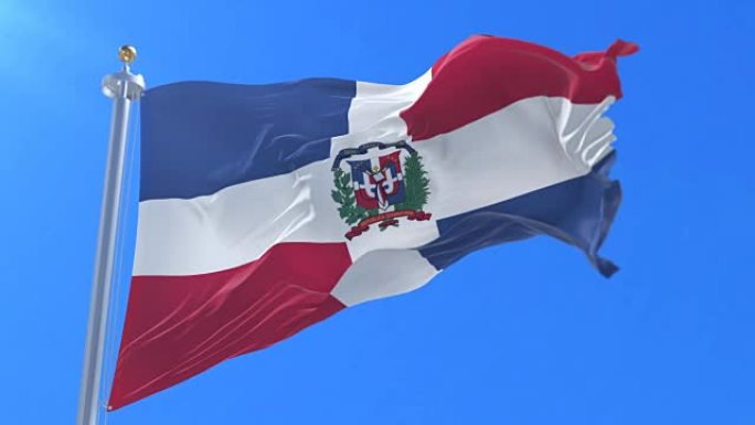 多米尼加共和国的旗帜在缓慢的循环中挥舞着蓝天