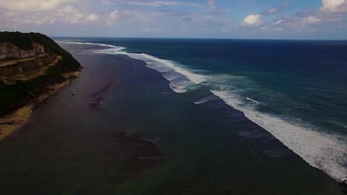 空中无人机全高清的海浪在海岸前破裂的画面。印度尼西亚巴厘岛