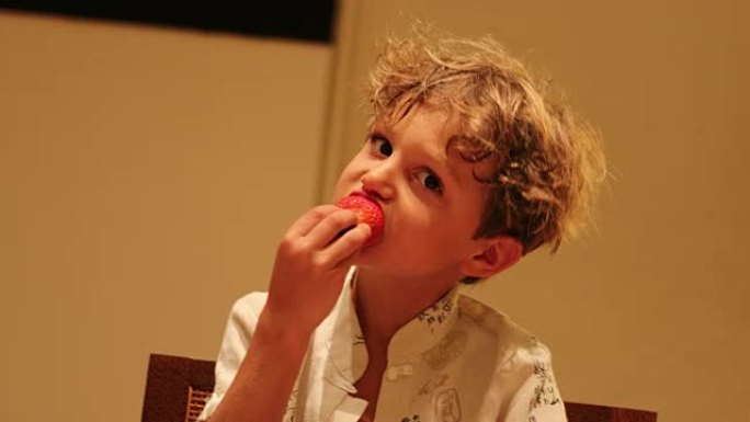小男孩在4k中吃健康的草莓沙漠水果
