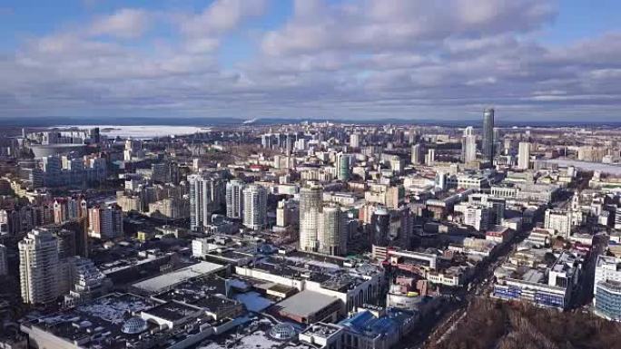 令人惊叹的城市景观。建筑物和蓝天背景的城市鸟瞰图。城市鸟瞰图。从鸟的飞行中观看