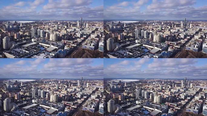 令人惊叹的城市景观。建筑物和蓝天背景的城市鸟瞰图。城市鸟瞰图。从鸟的飞行中观看