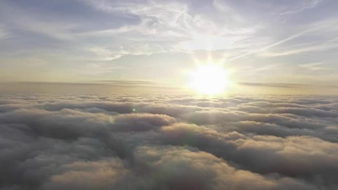 云层上方朝向太阳的鸟瞰图