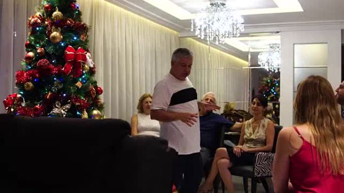 巴西家庭在客厅交换圣诞礼物-Amigo Secreto