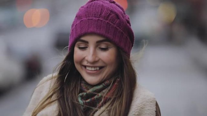 微笑的女人在冬季城市露出舌头