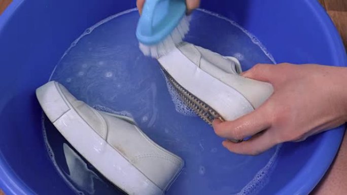 女人洗白色运动鞋