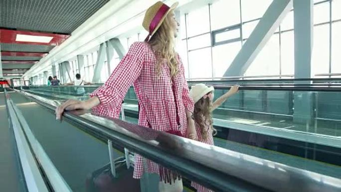 年轻有魅力的女性旅行者在机场的自动扶梯上崛起