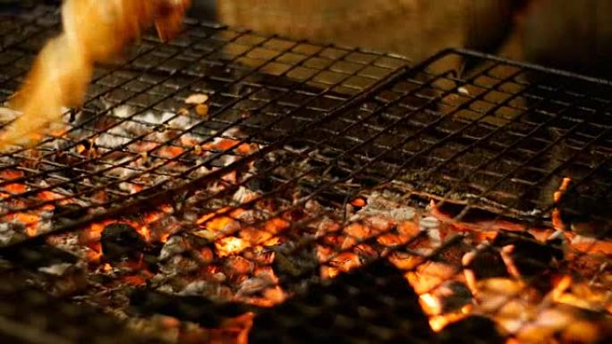 乌贼在夜市的烧烤炉排上煮熟，泰国街头小吃。泰国
