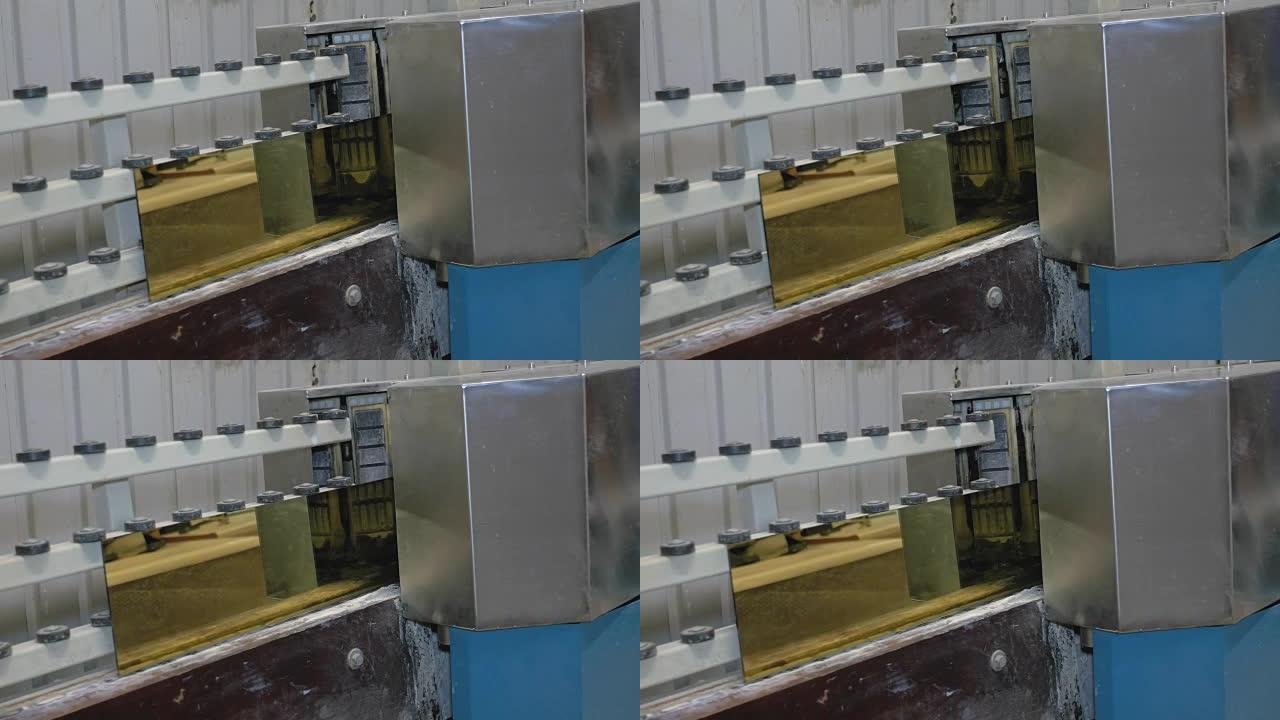 用程序控制的机床上金涂层玻璃边缘的加工。生产窗户的工厂。